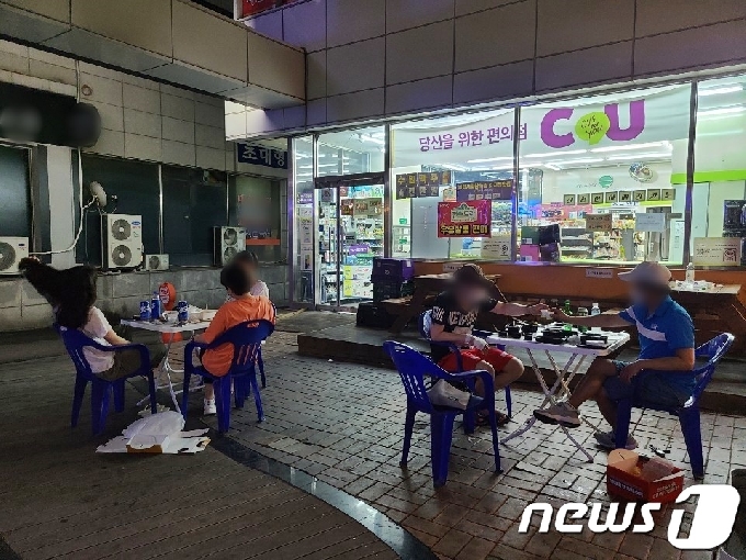 30일 오후 9시30분께 인천시 남동구 구월동 한 편의점 앞이 술을 마시는 사람들로 북적이고 있다. 수도권에서의 사회적거리두기 2.5단계 첫 시행일인 이날 오후 9시부터 주점 영업이 제한되면서다.2020.8.30/뉴스1 © News1 박아론 기자