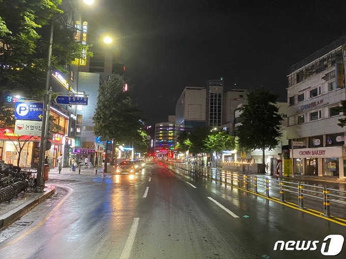 30일 오후 8시쯤 동성로 거라에 인적은 없고 길게 늘어선 택시만 손님을 기다리고 있다. .2020.8.30/뉴스1 © News1 김홍철 기자