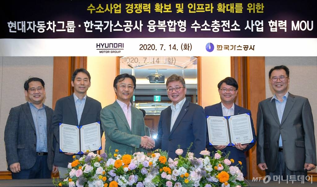 [서울=뉴시스]지영조 현대차그룹 사장과 채희봉 한국가스공사 사장이 14일 서울 중구 밀레니엄 힐튼 호텔에서 열린 '수소 사업 협력 강화 업무협약'을 체결한 뒤 참석자들과 기념촬영을 하고 있다. (사진=현대차그룹 제공) 2020.07.14.   photo@newsis.com