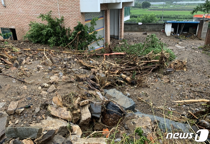 지난 3일 오후 충북 충주시 엄정면 비석마을에 산사태로 휩쓸려온 토사물이 쌓여 있다. 2020.8.3/뉴스1 © News1 윤원진 기자