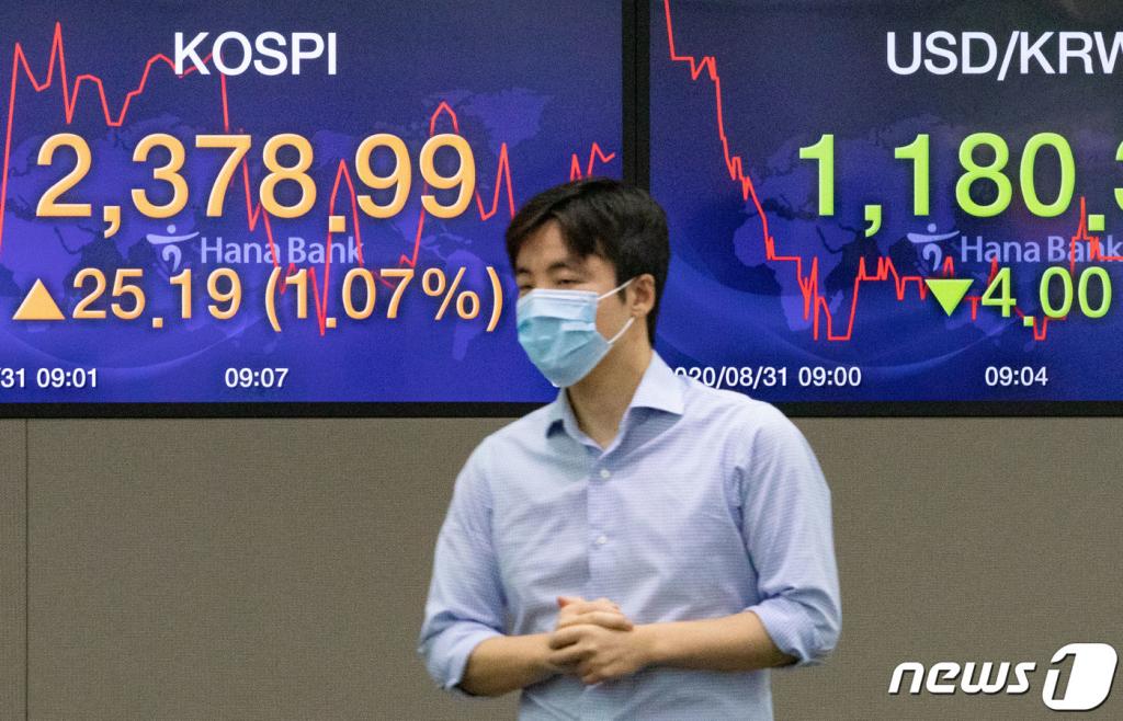 31일 서울 중구 하나은행 딜링룸 전광판에 코스피 지수가 상승세를 보이고 있다. /사진=뉴스1