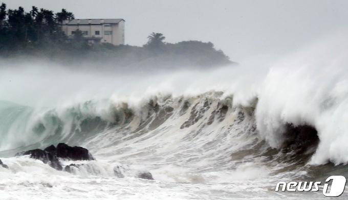 제9호 태풍 '마이삭(MAYSAK)'이 북상 중인 2일 오전 제주 서귀포시 표선리 앞바다에 거센 파도가 치고 있다. 태풍 마이삭은 이날 오후 3시쯤 강도 '강'으로 다소 세력을 줄인 뒤 오후 7시쯤 서귀포시 동남동쪽 140㎞ 해상, 오후 8시쯤 제주시 동남동쪽 150㎞ 해상을 지날 것으로 보인다.2020.9.2/뉴스1 © News1 오현지 기자