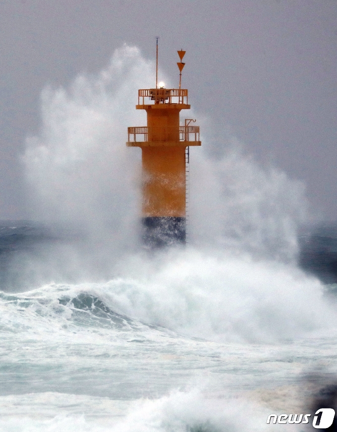 제9호 태풍 '마이삭(MAYSAK)'이 북상 중인 2일 오전 제주 서귀포시 태흥2리 앞바다에 거센 파도가 치고 있다. 태풍 마이삭은 이날 오후 3시쯤 강도 '강'으로 다소 세력을 줄인 뒤 오후 7시쯤 서귀포시 동남동쪽 140㎞ 해상, 오후 8시쯤 제주시 동남동쪽 150㎞ 해상을 지날 것으로 보인다.2020.9.2/뉴스1 © News1 오현지 기자