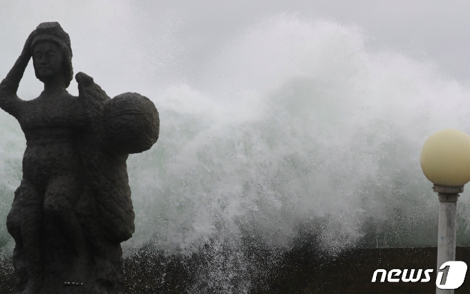 제9호 태풍 '마이삭(MAYSAK)'이 북상 중인 2일 오전 제주 서귀포시 표선면 세화리 앞바다에 거센 파도가 치고 있다. 태풍 마이삭은 이날 오후 3시쯤 강도 '강'으로 다소 세력을 줄인 뒤 오후 7시쯤 서귀포시 동남동쪽 140㎞ 해상, 오후 8시쯤 제주시 동남동쪽 150㎞ 해상을 지날 것으로 보인다.2020.9.2/뉴스1 © News1 오현지 기자