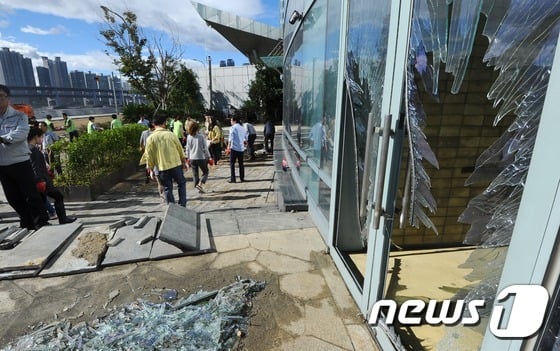 18호 태풍 '차바'가 북상한 5일 오후 부산 해운대구 마린시티에 한 상가의 유리가 파손되어 있다. 2016.10.5/뉴스1 © News1 여주연 기자