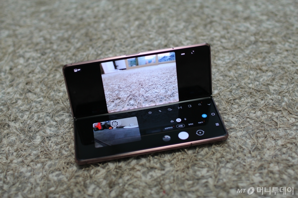 삼성전자 폴더블폰 갤럭시Z 폴드2에서 플렉스 모드로 카메라 실행한 모습. 위쪽에는 카메라가 비추는 모습을, 아래쪽에는 셔터와 촬영된 사진 등을 확인할 수 있다. /사진=박효주