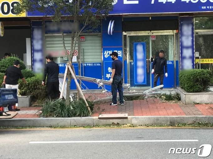 마린시티 일대 상인들이 태풍 피해 복구 작업을 벌이고 있다.2020.9.3/© 뉴스1 이유진 기자