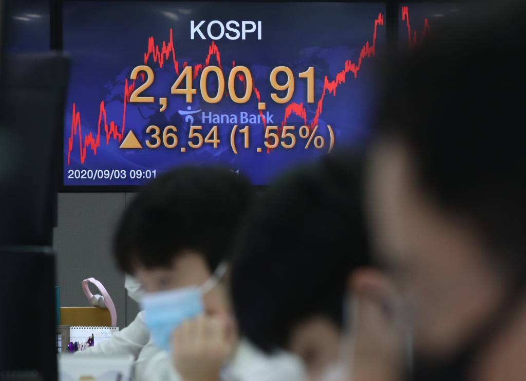 3일 오전 서울 중구 하나은행 딜링룸 전광판의 코스피 지수가 2400.91로 나타나고 있다. /사진=뉴스1