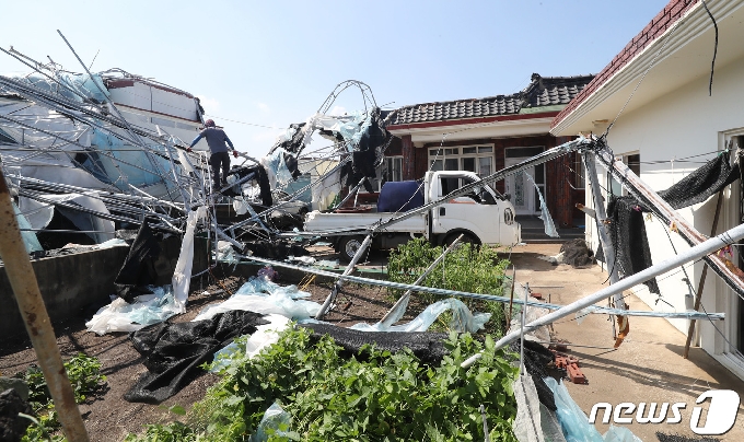 제9호 태풍 '마이삭(MYSAK)'이 지나간 3일 오후 제주시 구좌읍의 한 양식장에서 강풍에 날아간 지붕이 인근 주택을 덮쳐 철제 구조물이 나뒹굴고 있다.2020.9.3/뉴스1 © News1 오현지 기자