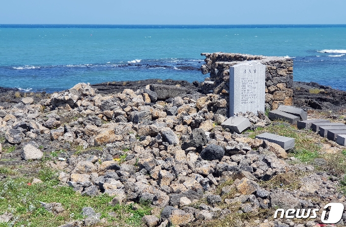 3일 오후 제주시 구좌읍의 용왕당이 무너져 있다.2020.9.3/뉴스1 © News1