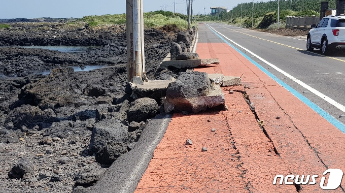 3일 오후 마이삭이 몰고 온 강풍 충격으로 쪼개진 제주 구좌읍의 한 도로.2020.9.3/뉴스1© News1