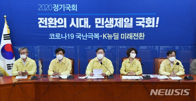 신종 코로나바이러스 감염증(코로나19) 확산으로 정부가 사회적 거리두기 2단계 조치를 일주일 연장, 음식점과 카페 등 밀집된 공간의 운영시간을 제한하는 방안을 발표한 지난달 28일 오후 서울 마포구 홍대거리가 한산한 모습을 보이고 있다. / 사진제공=뉴시스