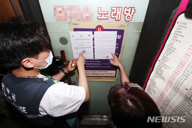 [임실=뉴시스] 김얼 기자 = 신종 코로나바이러스 감염증(코로나19)의 확산이 완화되어 국군 장병들의 외출이 단계적으로 허용된 24일 전북 임실군에서 외출에 나온 육군 35사단 장병들이 사회적 거리 두기를 실천하며 PC게임을 즐기고 있다. 2020.04.24.  pmkeul@newsis.com