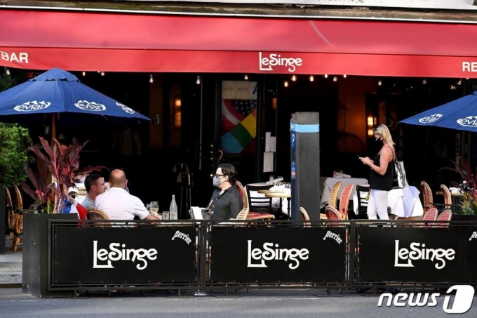 미국에서 실업수당 청구를 위해 대기 중인 사람들