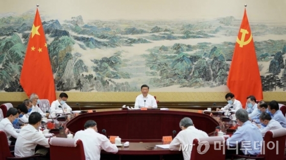 [베이징=AP/뉴시스]12일 중국 베이징에서 첫 '쉐이크쉑'(Shake Shack, 일명 쉑쉑버거) 매장이 개점해 햄버거를 산 손님들이 선물로 받은 기념품을 함께 들고 매장을 나서고 있다. 중국과 미국이 수많은 현안을 놓고 대립하는 상황에서 미국에 본사가 있는 햄버거 체인점이 베이징에 첫 매장을 열었다. 2020.08.12.