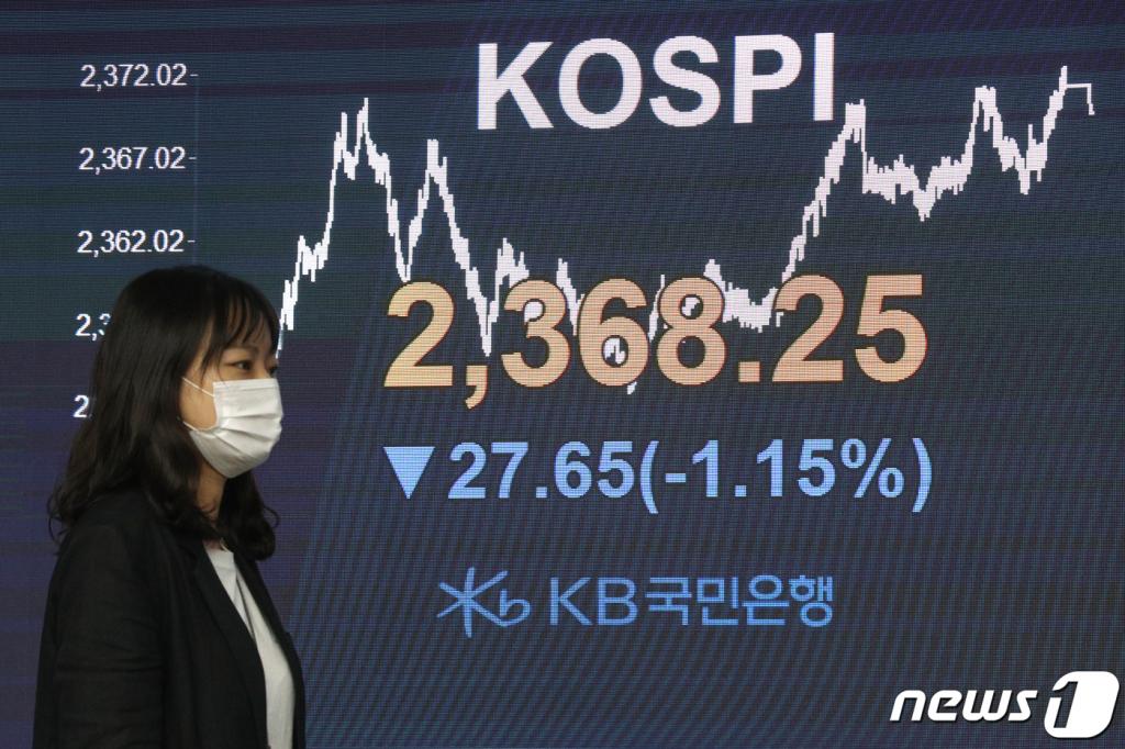 4일 오후 서울 영등포구 KB국민은행 여의도지점 스마트딜링룸에서 직원이 업무를 보고 있다.  /사진=뉴스1