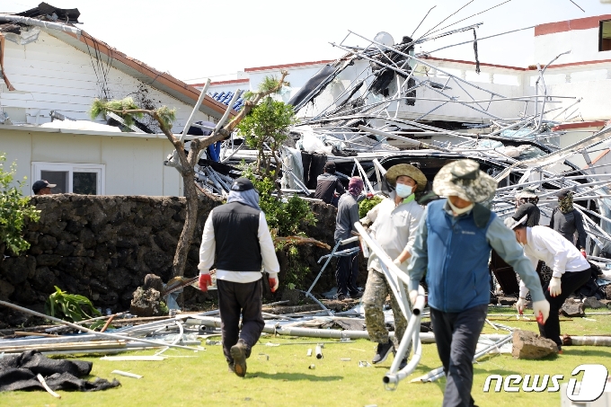4일 제주 제주시 구좌읍 한 양식장의 철재물이 덮친 주택가에서 복구 작업이 한창이다. 이날 제주도 수산정책과 직원들과 제주 해안경비단 125의경대 등이 대민 복구 지원활동을 벌였다.2020.9.4/뉴스1 © News1 홍수영 기자