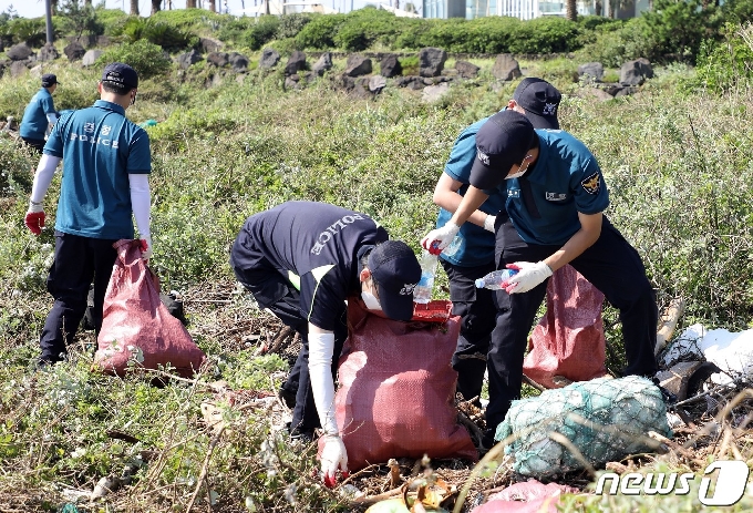 4일 오전 제주 서귀포 표선면 제주해비치리조트 앞 해변에서 제주 해안경비단 121의경대가 태풍에 떠밀려온 해양쓰레기들을 수거하고 있다. 이날 해안가에는 플라스틱병 등이 뒤덮여 있었다.2020.9.4/뉴스1 © News1 홍수영 기자