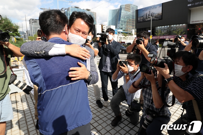 권정오 전국교직원노동조합(전교조) 위원장이 지난 3일 서울 서초구 대법원에서 열린 법외노조통보처분취소 소송에서 최종 승소한 뒤 기자회견을 열고 김재하 민주노총 비상대책위원장과 포옹하고 있다./뉴스1 © News1 민경석 기자