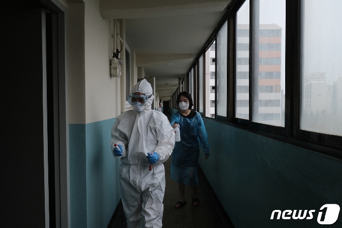 지난 4일 오전 광주 북구 문흥동 한 아파트에서 북구보건소 의료진들이 방문 검체 채취를 하고 난 뒤 소독하고 있다.2020.9.4/뉴스1 © News1 정다움 수습기자