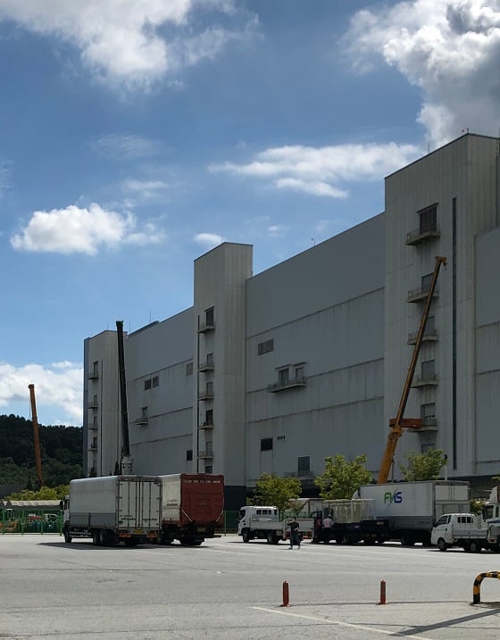 충남 아산시 탕정면에 있는 삼성디스플레이 1단지에서 QD 디스플레이로 추정되는 장비가 입고 준비를 하고 있는 모습/사진=이정혁 기자