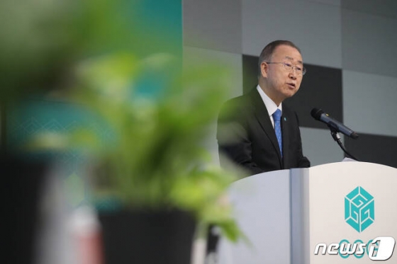 반기문 국가기후환경회의 위원장이 7일 서울 중구 기후변화센터에서 '제1회 세계 푸른 하늘의 날'을 맞아 열린 '푸른 하늘과 순배출제로 달성을 위한 2020라운드 테이블'에서 개회사를 하고 있다./사진=뉴스1