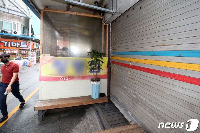 지난 6일 오전 광주 북구 한 전통시장 내 국밥집의 문이 굳게 닫혀있다. 광주시는 코로나19 확진자 5명이 지난달 22일 해당 식당을 이용한 것으로 파악했다. 2020.9.6/뉴스1 © News1 황희규 기자