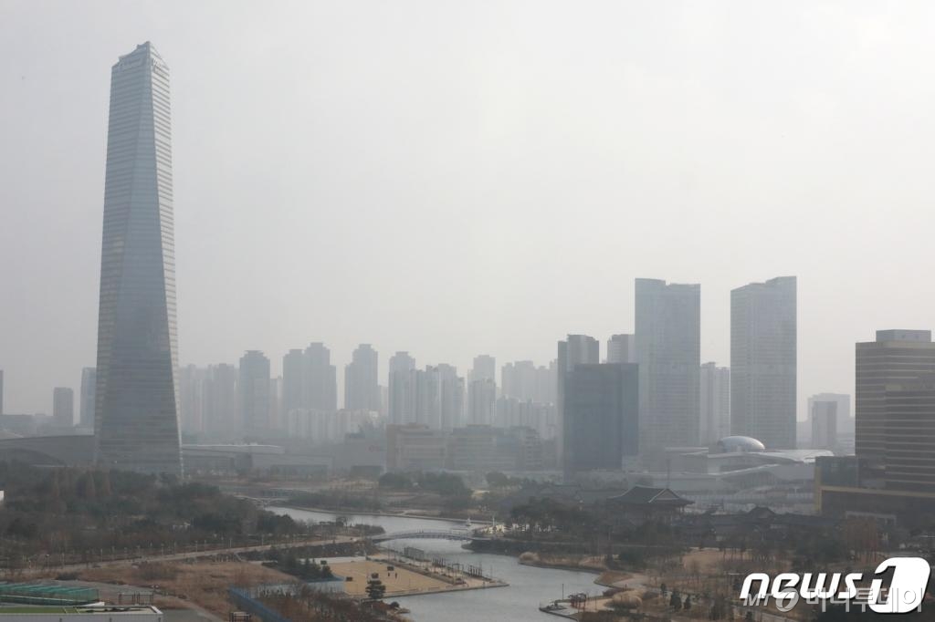 (인천=뉴스1) 정진욱 기자 = 서울, 인천, 경기 등 수도권지역에 미세먼지 비상저감조치가 이틀째 시행된 11일 오후 인천시 연수구 송도의 한 도심이 희뿌옇게 보이고 있다.2019.12.11/뉴스1