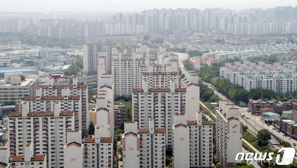 (수원=뉴스1) 조태형 기자 = 17일 정부가 주택시장 안정을 위한 관리 방안을 발표했다. 연천 등 일부 접경 지역을 제외한 경기, 인천 모든 지역과 대전, 청주를 신규 조정대상지역으로 묶었으며 수원, 성남 수정, 안양, 안산 단원, 구리, 군포, 의왕, 용인 수지·기흥, 화성(동탄2), 인천 연수·남동·서구, 대전 동·중·서·유성구를 투기과열지구로 신규 지정했다.   사진은 이날 경기도 수원시내 아파트의 모습. 2020.6.17/뉴스1