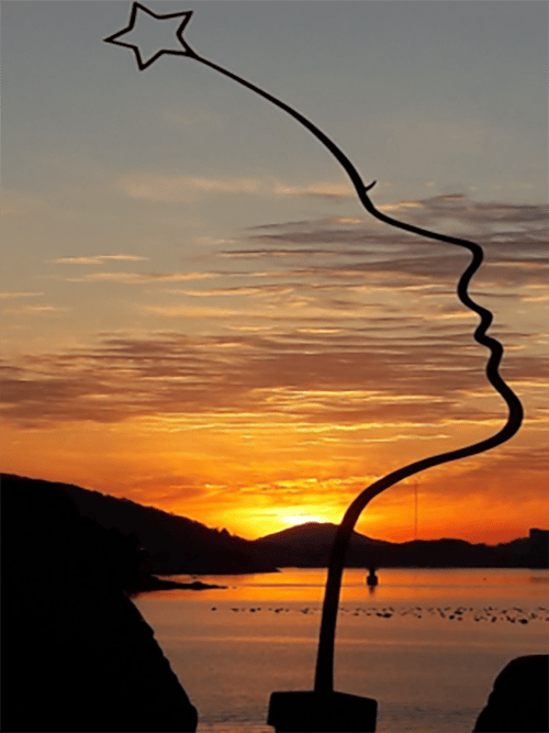 장도 내 전망대 일출과 최병수 설치미술가의 조형물/사진=김현수