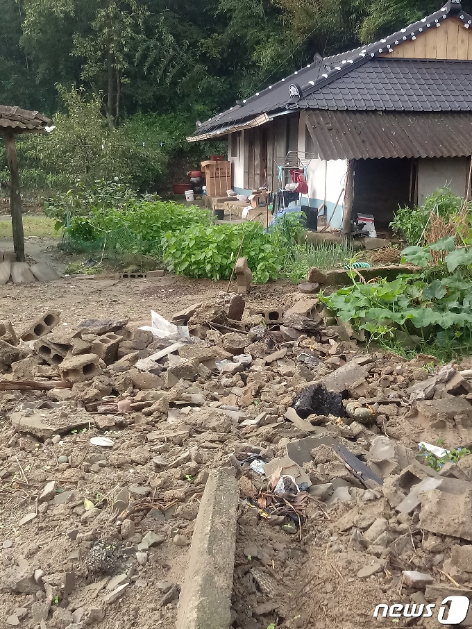 8일 전남 나주시 다시면 가흥리의 한 주택 담장이 집중호우로 무너진 지 한 달이 넘었지만 그대로 방치돼 있다.2020.9.8 /뉴스1 © News1