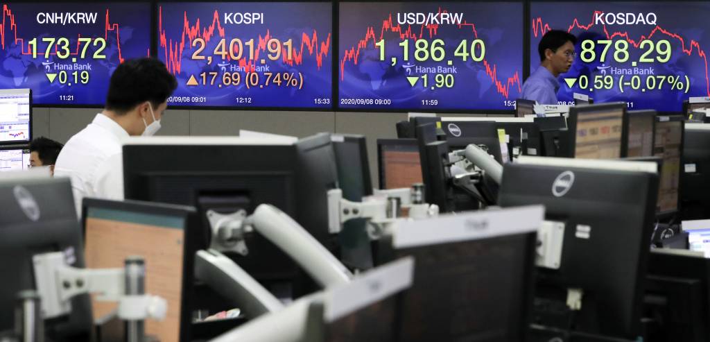 8일 서울 중구 명동 하나은행 딜링룸에 코스피지수 종가가 보이고 있다. /사진=뉴시스