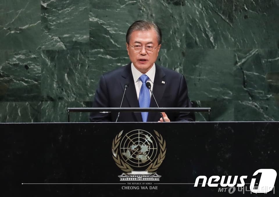 문재인 대통령이 24일 오후(현지시간) 뉴욕 유엔(UN) 총회 본회의장에서 한반도 평화정착 등을 주제로 기조연설을 하고 있다.(청와대 제공) 2019.9.25/뉴스1