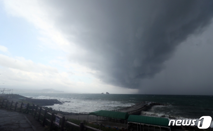 제8호 태풍 '바비(BAVI)'가 북상 중인 8월25일 오후 제주 서귀포시 대정읍 송악산 인근 해상에 먹구름이 몰려오고 있다..2020.8.25 /뉴스1 © News1 고동명 기자