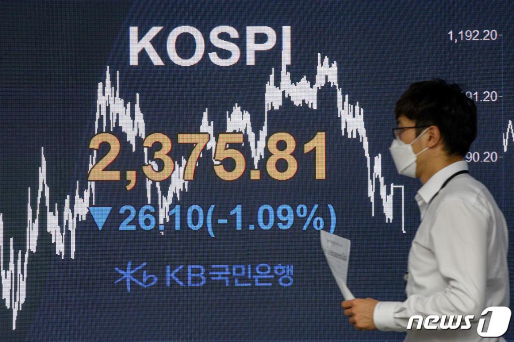 9일 오후 서울 영등포구 KB국민은행 여의도지점 스마트딜링룸에서 직원이 업무를 보고 있다. /사진=뉴스1