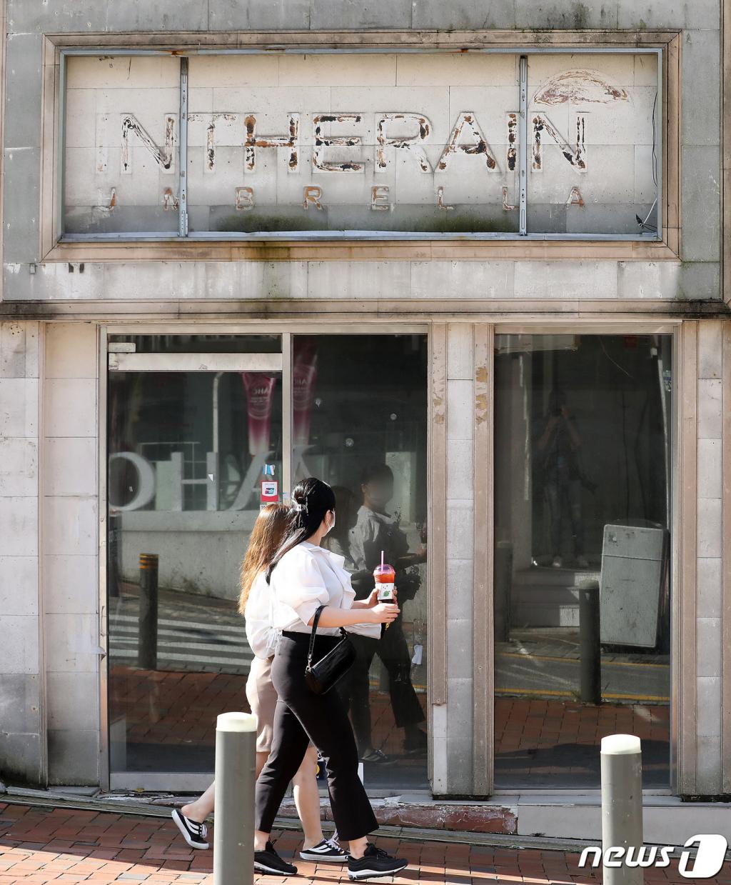 (서울=뉴스1) 김진환 기자 = 8일 오전 서울 서대문구 이화여대 앞  폐업한 매장 앞으로 시민들이 지나고 있다.   당정은 신종 코로나바이러스 감염증(코로나 19) 사태로 폐업한 소상공인에게 2차 긴급재난지원금을 지급하기로 했다.   지원 대상은 올해 코로나 19 발생 후 폐업한 소상공인들로 100만~200만 원 정도 현금성 지원이며, 10일 예정된 비상경제대책회의에서 최종 결정될 예정이다. 2020.9.8/뉴스1