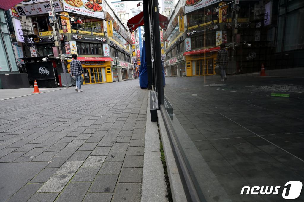 (서울=뉴스1) 이광호 기자 = 신종 코로나바이러스 감염증(코로나19) 방역 강화를 위한 사회적 거리두기 2.5단계 조치가 1주일 연장된 가운데 6일 서울 중구 명동 거리가 한산한 모습을 보이고 있다. 2020. 9.6/뉴스1