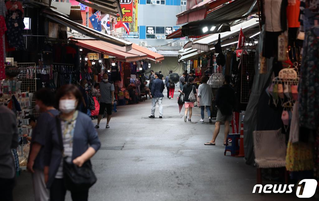 (서울=뉴스1) 김진환 기자 = 9일 오후 서울 중구 남대문시장 상점 거리가 한산한 모습을 보이고 있다.   신종 코로나바이러스 감염증(코로나19) 재확산으로 추석을 앞둔 시장 상인들은 혹독한 상황을 맞고 있다. 2020.9.9/뉴스1