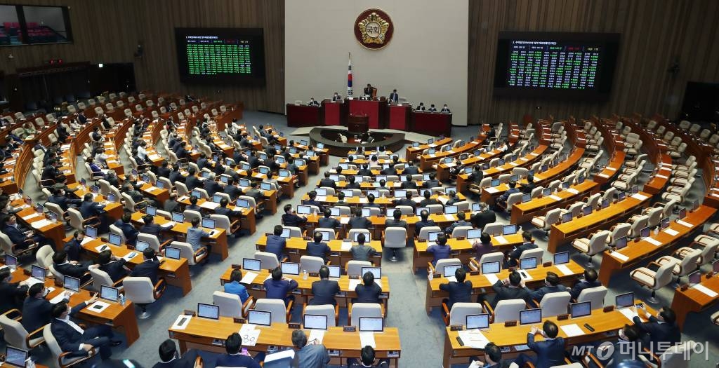 30일 오후 서울 여의도 국회에서 열린 본회의에서 미래통합당 의원들이 표결에 불참한 가운데 주택임대차보호법 일부개정법률안(대안)이 가결되고 있다. / 사진=김휘선 기자 hwijpg@
