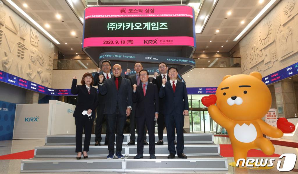 남궁훈(앞줄 왼쪽 두번째부터), 조계현 카카오게임즈 공동대표가 10일 오전 서울 영등포구 여의도 한국거래소에서 관계자들과 코스닥 상장을 축하하며 기념촬영을 하고 있다.  /사진=뉴스1