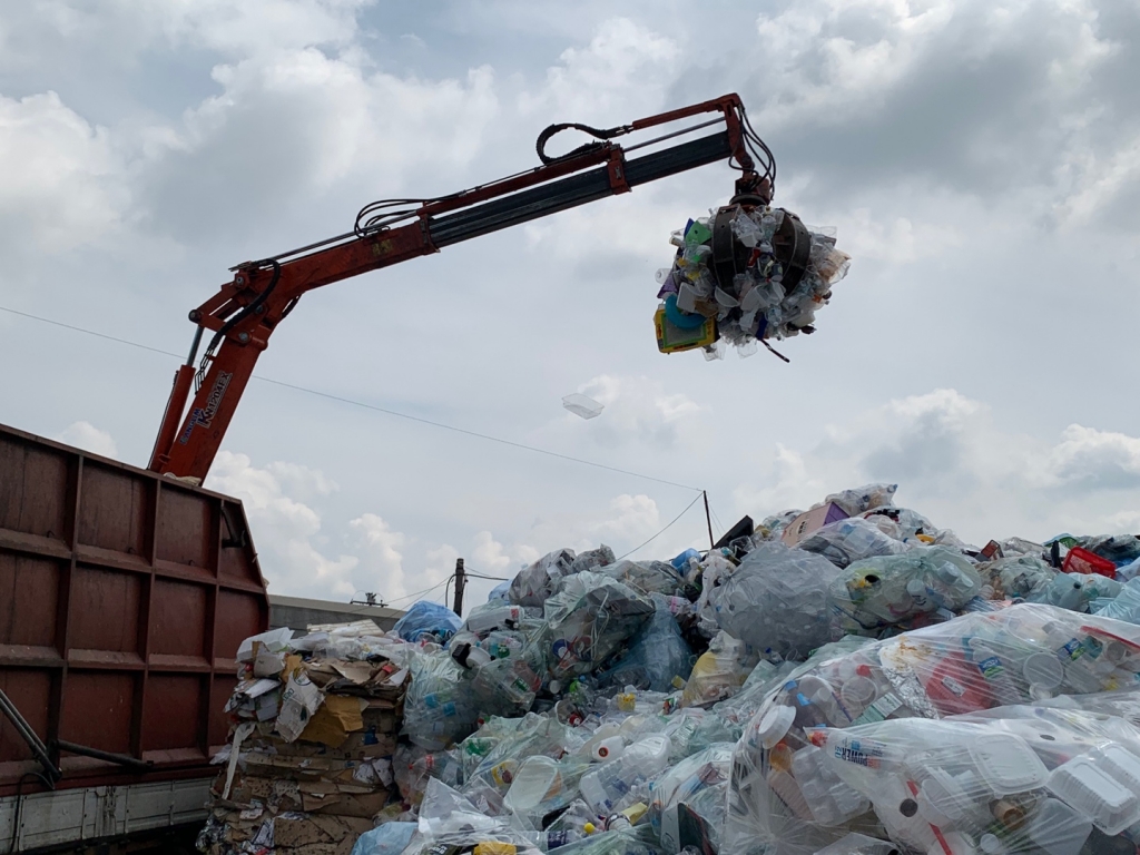 10일 서울 광진구에 위치한 한 아파트 단지내에서 분리수거된 비닐 포대의 모습. 비닐만 모여야하지만 스펀지가 담겨있다./사진=이강준 기자