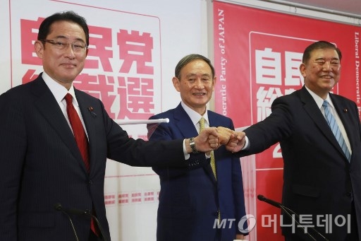 왼쪽부터 이시바 시게루 전 자민당 간사, 스가 요시히데 관방장관, 기시다 후미오 자민당 정조회장/사진=AFP