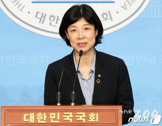 (서울=뉴스1) 박세연 기자 = 양정숙 무소속 의원이 12일 오후 서울 여의도 국회 소통관에서 일제강제동원 및 위안부 피해자 배상 관련 법안 발의 기자회견을 하고 있다. 2020.8.12/뉴스1