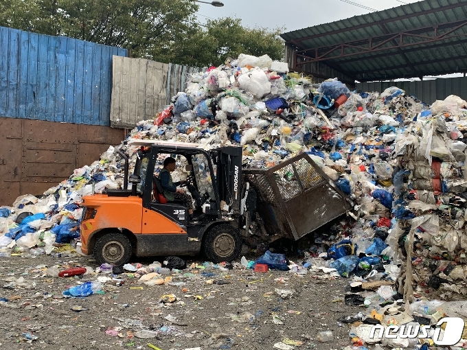 신종 코로나바이러스 감염증(코로나19)으로 '언택트' 소비가 확산해 재활용 쓰레기가 늘어난 가운데 지난 11일 광주 북구 대촌동 재활용 쓰레기 선별장에서 한 근로자들가 지게차를 이용해 재활용 쓰레기를 옮기고 있다. 2020.9.13/뉴스1 © News1 정다움 수습기자