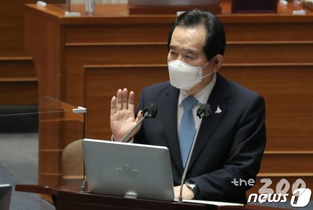 (서울=뉴스1) 신웅수 기자 = 정세균 국무총리가 14일 오후 서울 여의도 국회 본회의장에서 열린 정치분야 대정부 질문에서 답변하고 있다. 2020.9.14