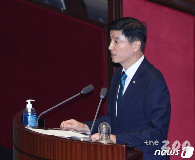(서울=뉴스1) 신웅수 기자 = 이해식 더불어민주당 의원이 8월4일 오후 서울 여의도 국회에서 열린 제380회국회(임시회) 제8차 본회의에서 지방세법 일부개정법률안에 대한 찬성 토론을 하고 있다. 2020.8.4/뉴스1