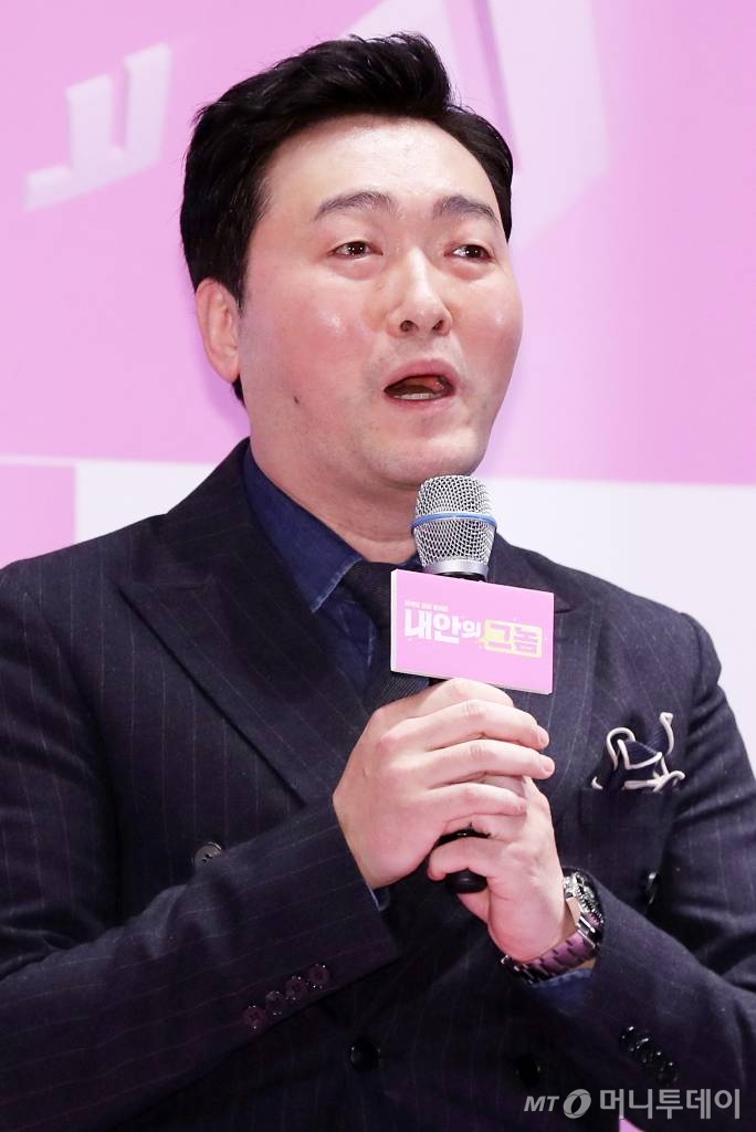 배우 이준혁이 26일 오후 서울 광진구 롯데시네마 건대입구에서 열린 영화 ‘내안의 그놈’(감독 강효진) 언론시사회에 참석해 질의응답을 하고 있다. / 사진=김휘선 기자 hwijpg@