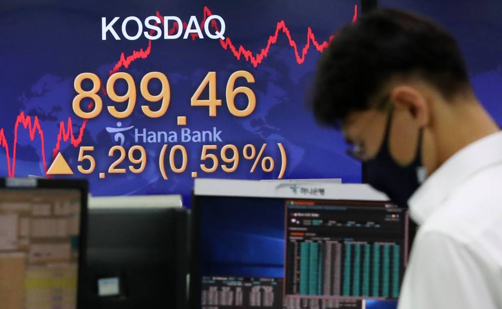 15일 오후 서울 중구 하나은행 딜링룸 전광판에 지수가 표시되고 있다. /사진=뉴시스