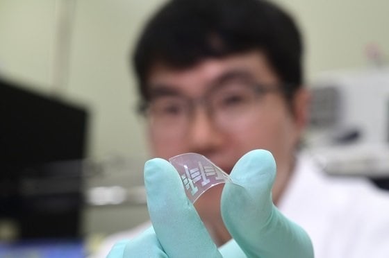 임경근 선임연구원이 수직으로 쌓은 고성능 유기 트랜지스터를 선보이고 있다/사진=표준연