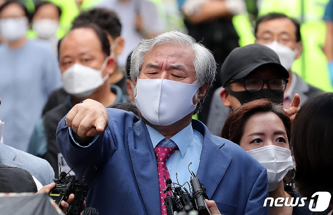 보석 취소로 재수감되는 전광훈 목사가 7일 오후 서울 성북구 사랑제일교회 인근 자택에서 호송차로 이동하고 있다. 2020.9.7/뉴스1 © News1 박지혜 기자